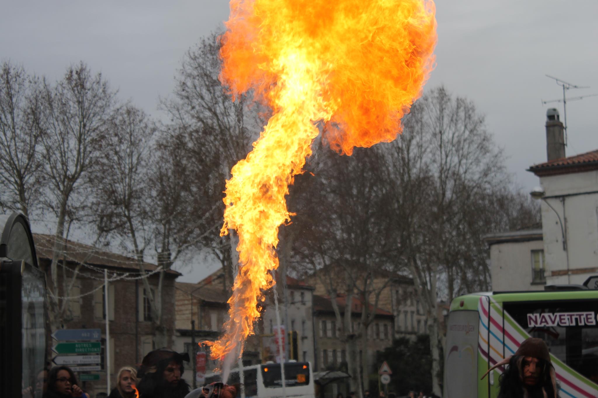 Cracheur de feu, échassier et jongleur, musiciens 